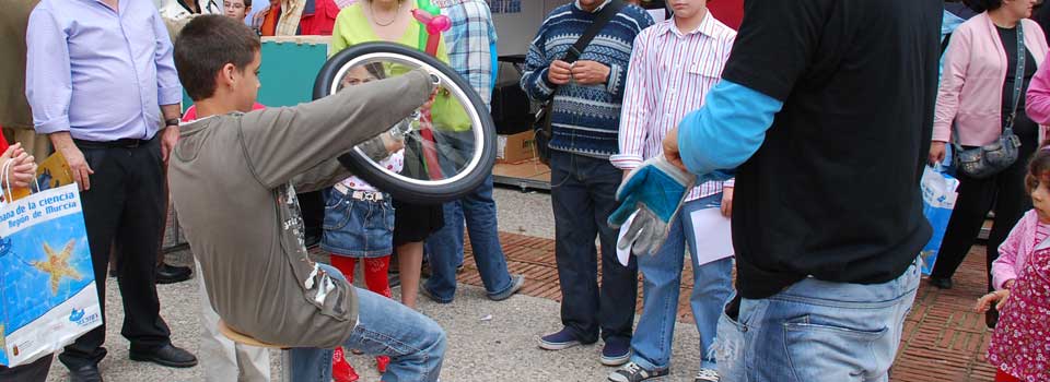 niño-con-rueda-de-bici-